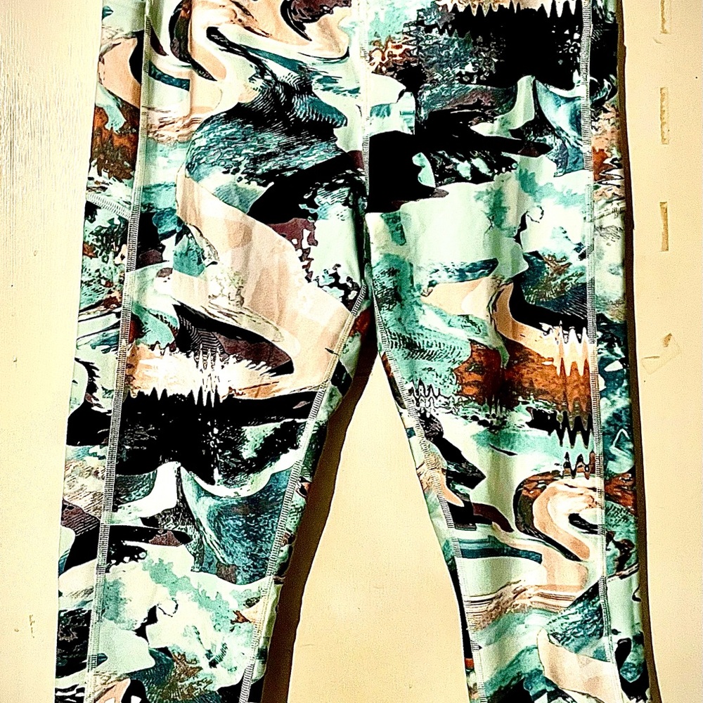 Under Armor Abstract Aqua & Teal Athletic Leggings